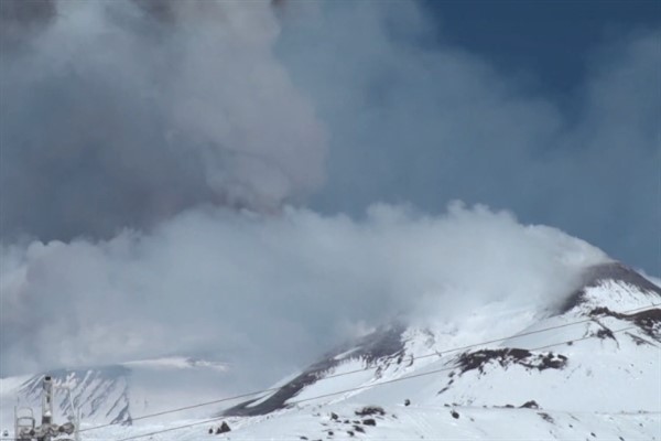 Etna Dağı'nın kuzeydoğu krateri, patlamasıyla Sicilya'nın kış gökyüzünü aydınlattı