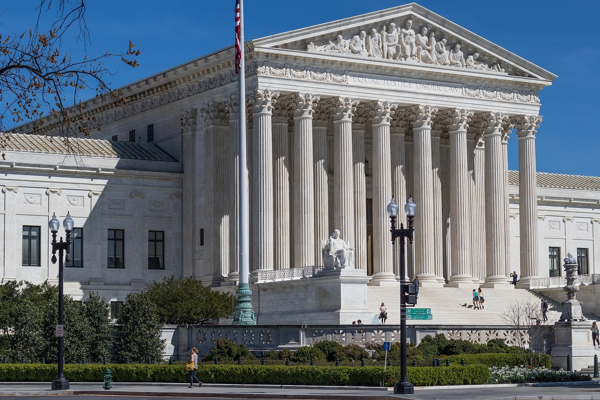 Yüksek Mahkeme, Trump'ın ulusal muhafızlara yönelik emrini engelledi