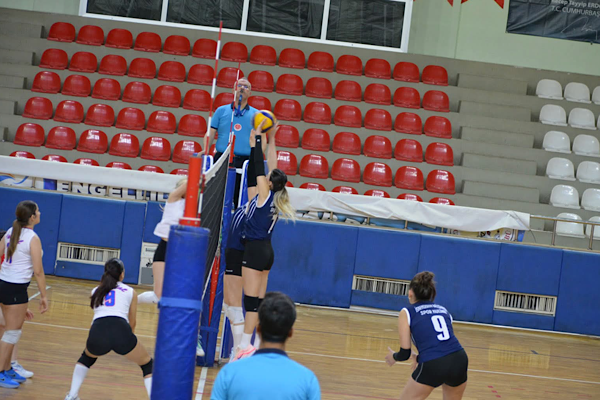İskenderun Belediye Spor Kız Voleybol Takımı şampiyonaya galibiyetle başladı