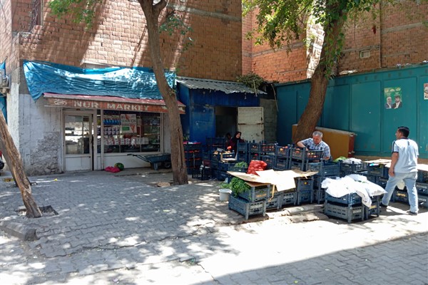 55 yıldır esnaflık yapan Varlı, 90 yıllık mahalle bakkalını işletiyor