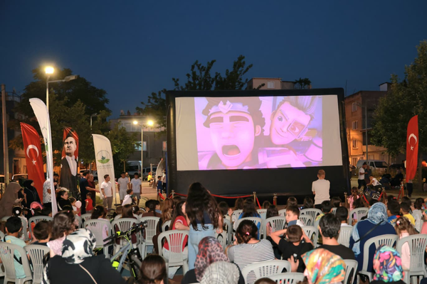 Osmangazi'de yazlık sinema çocuklarla buluşmaya devam ediyor