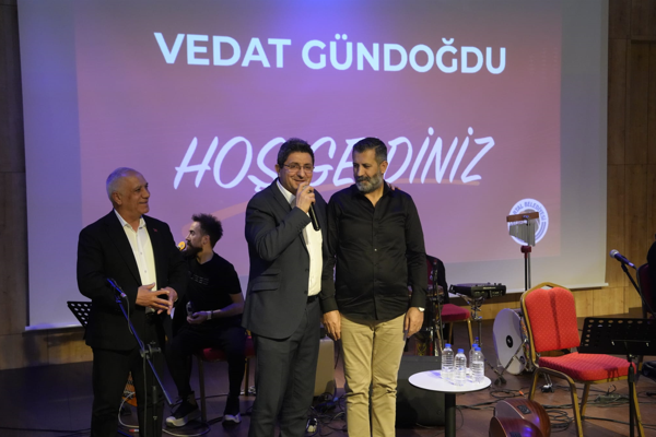 Vedat Gündoğdu, Kartal'da sahne aldı