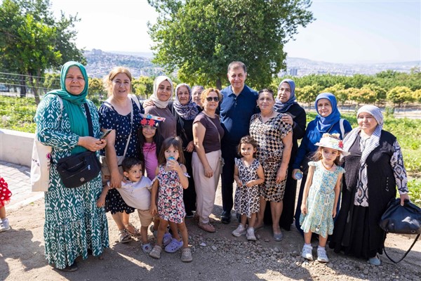İzmir'de Mahalle Bostanlarında hasat etkinliği düzenlendi