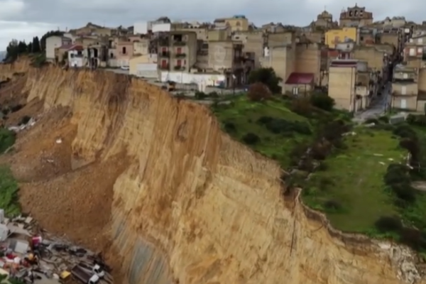 Sicilya'nın Niscemi kentinde heyelan sonrası binden fazla kişi tahliye edildi