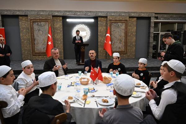 Vali Aktaş ve Başkan Büyükakın, hafızlık öğrencileriyle iftar yaptı