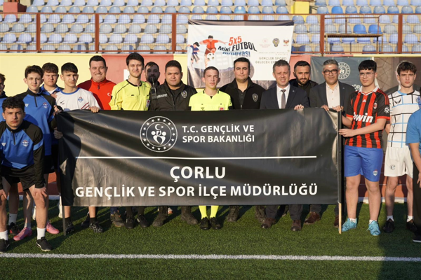 Sarıkurt, “Sokaklar Bizim 5x5 Futbol Turnuvası”nı ziyaret etti