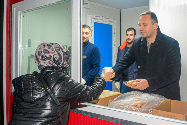 Bornova'da sıcak çorba ikramı devam ediyor
