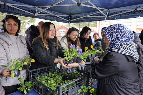 Eskişehir’de mezarlık ziyaretine çiçek desteği