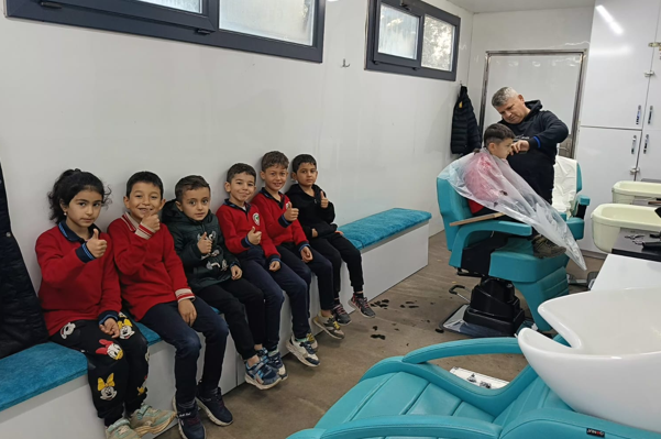 Antalya Mobil Kuaför Tırı öğrencilerin hizmetinde