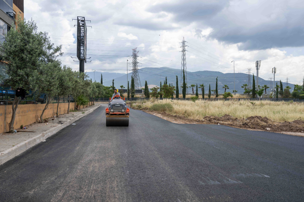 Bornova’da 20 sokakta asfalt ve yol yenileme devam ediyor