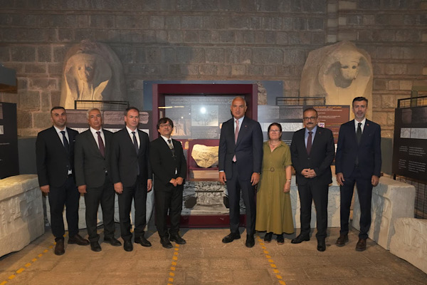 Ersoy, "Yalburt Pınarı’nda Bir Hitit Kralı" sergisini ziyaret etti