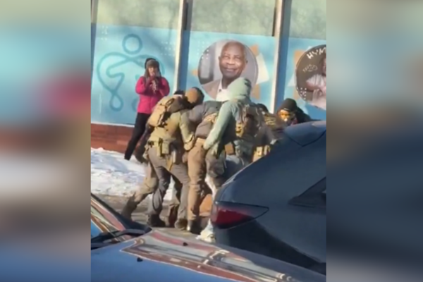 Göçmen polisi Ekvador'un, Minneapolis'teki konsolosluğuna girmeye çalıştı