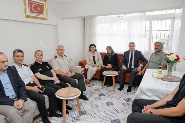 Adana Valisi Yavuz'dan 15 Temmuz şehitlerinin ailelerine ziyaret