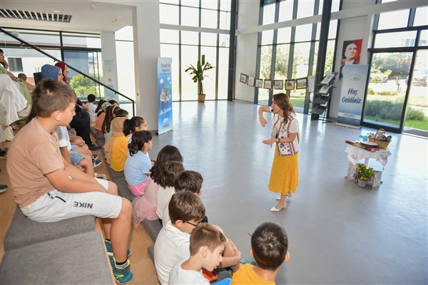 Esenyurt'ta çocuklar, masal dünyasına konuk oldu