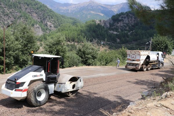 Gazipaşa’da kırsal mahallelerde asfalt çalışması sürüyor
