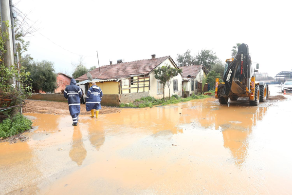 Kepez Belediyesi'nden sağanak yağışlara karşı mücadele 