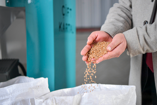 Uzunbeyli’de Tohum Eleme ve Yem Ezme Tesisi açıldı