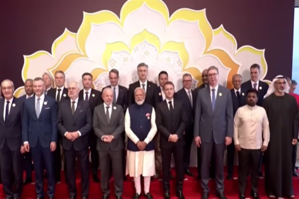 Macron Hindistan'da AB'nin yapay zeka kurallarını savundu