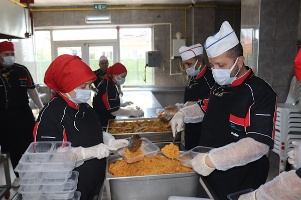  İzmit Belediyesi Aşevi ihtiyaç sahiplerine yemek desteğini sürdürüyor