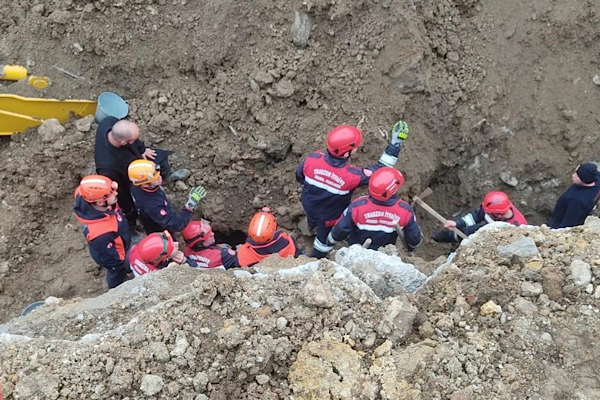 Trabzon’da göçük altında kalan operatör kurtarıldı