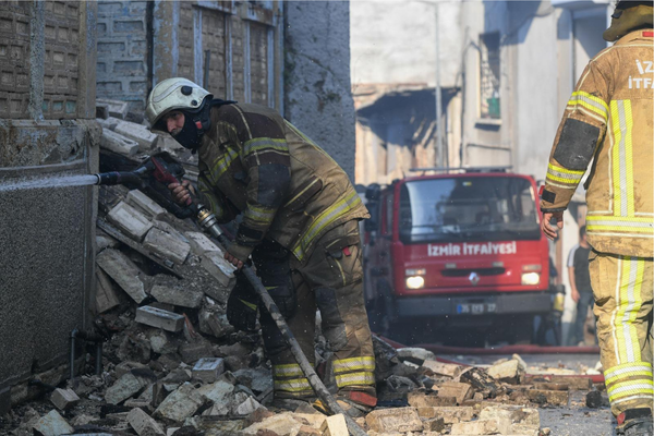 Konak’ta metruk binada çıkan yangın söndürüldü