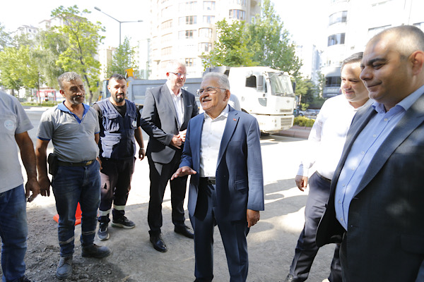 Kayseri'de Eşref Bitlis Bulvarı'nda altyapı ve asfalt çalışmaları incelendi