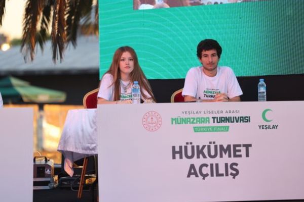 Genç Münazırlar Yeşilay Münazara Turnuvası'nda Türkiye şampiyonluğu için yarıştı