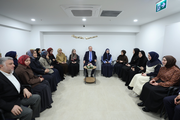 Cumhurbaşkanı Erdoğan’dan İstanbul’da kız öğrenci yurduna ziyaret