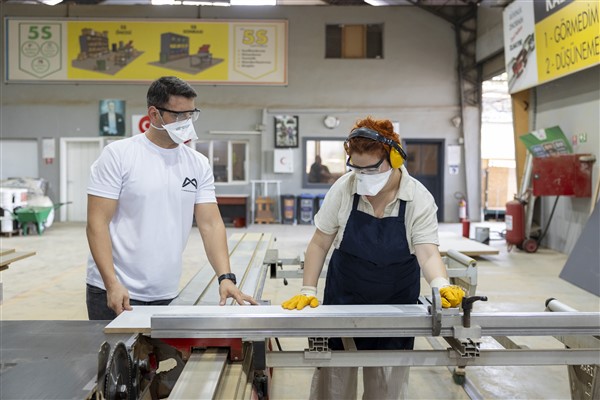 Mersin'de geleceğin mobilya ustaları yetiştiriliyor