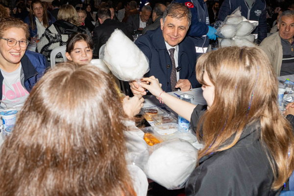 İzmir Büyükşehir Belediyesi'nin iftar sofrası Kemeraltı'nda kuruldu