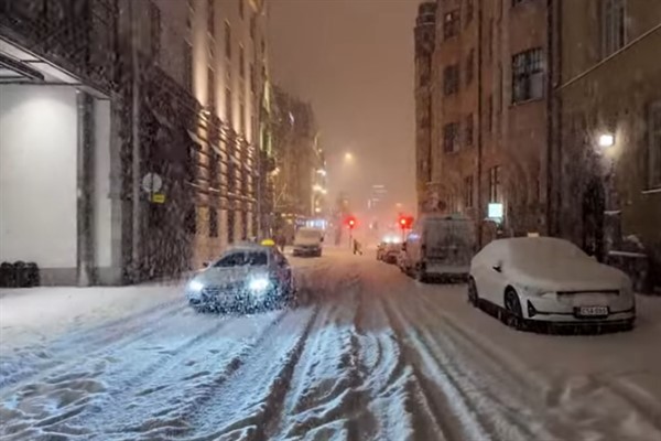 Finlandiya'da 170 bin kişi elektriksiz kaldı, uçak pistten çıktı