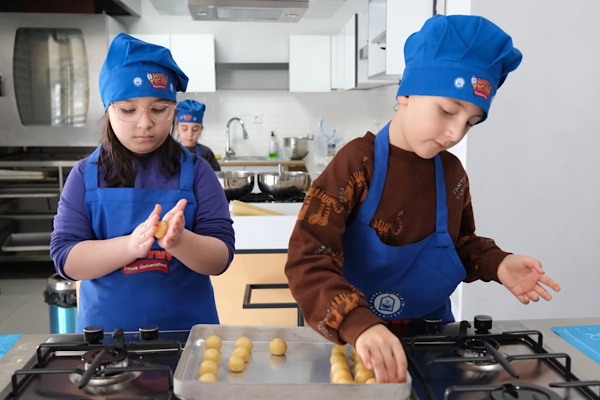 Yıldırımlı çocuklar Ramazan için süt helvası ve şekerpare yaptı