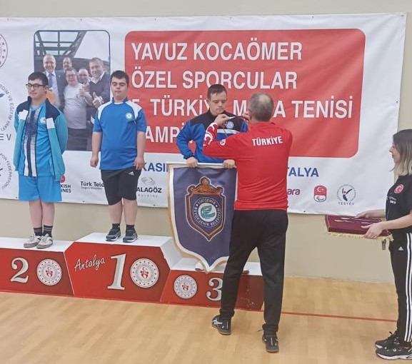 Özel Sporcular 5 Türkiye Masa Tenisi Şampiyonası’nda Hamza Dönmez 3. oldu