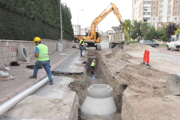 Kayseri Büyükşehir, Erkilet’te yağmur suyu hattı çalışmalarını sürdürüyor