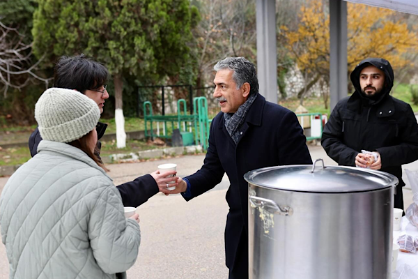 Gemlik'te sıcak çorba ikramı