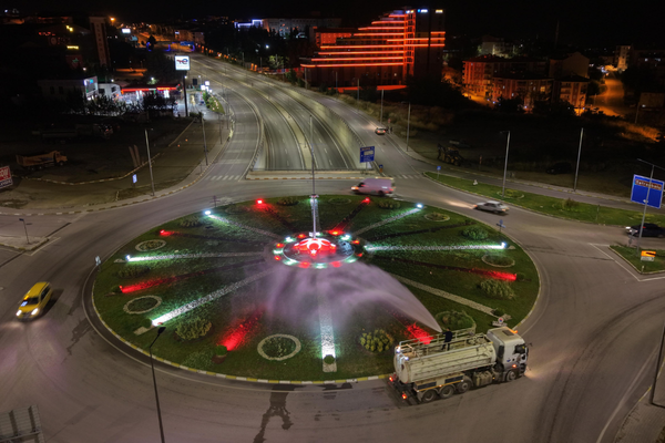 Karabük'te yeşil alanlara gece sulaması başlatıldı