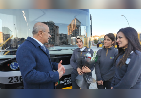 Başkan Er, 8 Mart'ta kadınlara çiçek takdim etti