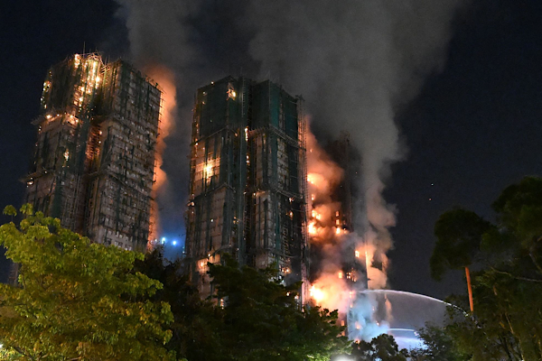 Hong Kong’da bayraklar Tai Po yangınında ölenler için yarıya indirilecek