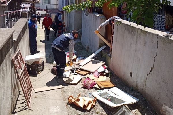 İzmit’te çöp ev belediye ekiplerince temizlendi