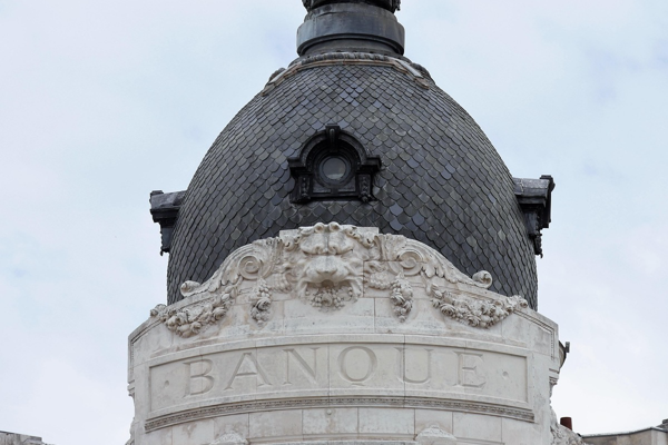 CBE, faiz oranlarını 100 baz puan düşürdü