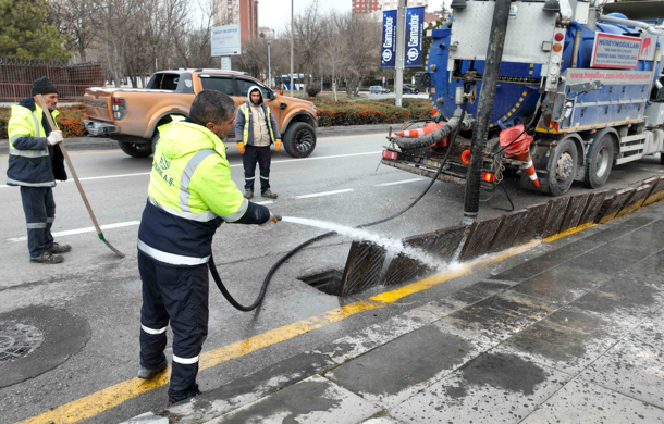 ASKİ 2025'te 334 bin ızgara ve sel kapanını temizledi  