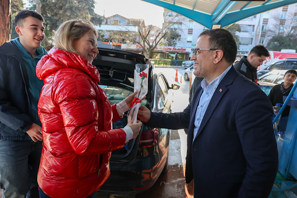 Başkan Gökçe’den kadınlara çiçek takdimi