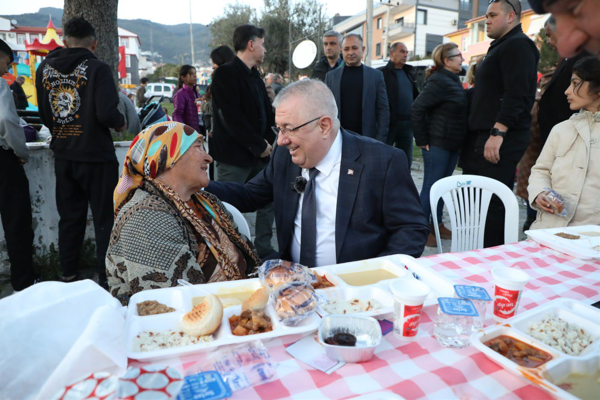 Edremit Belediyesi iftar sofraları Altınoluk’ta kuruldu