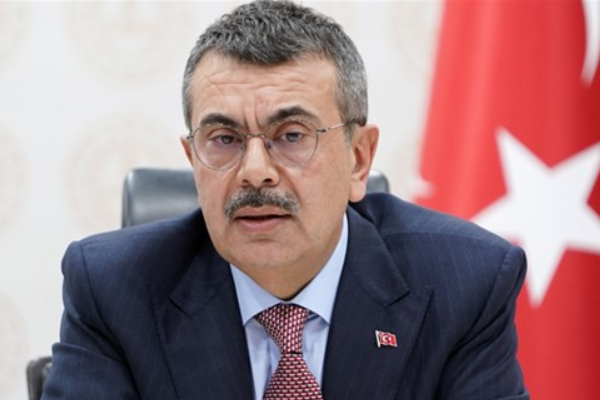 Bakan Tekin, Emel-Galip Hasırcı Ortaokulu'nu ziyaret etti